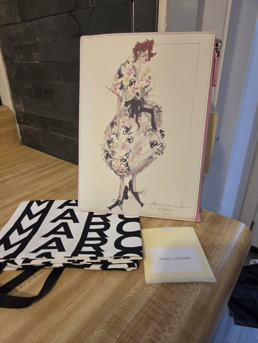 Marc Jacobs NWT 2025 The Runway Collecton Wristlet/Clutch & Dustbag